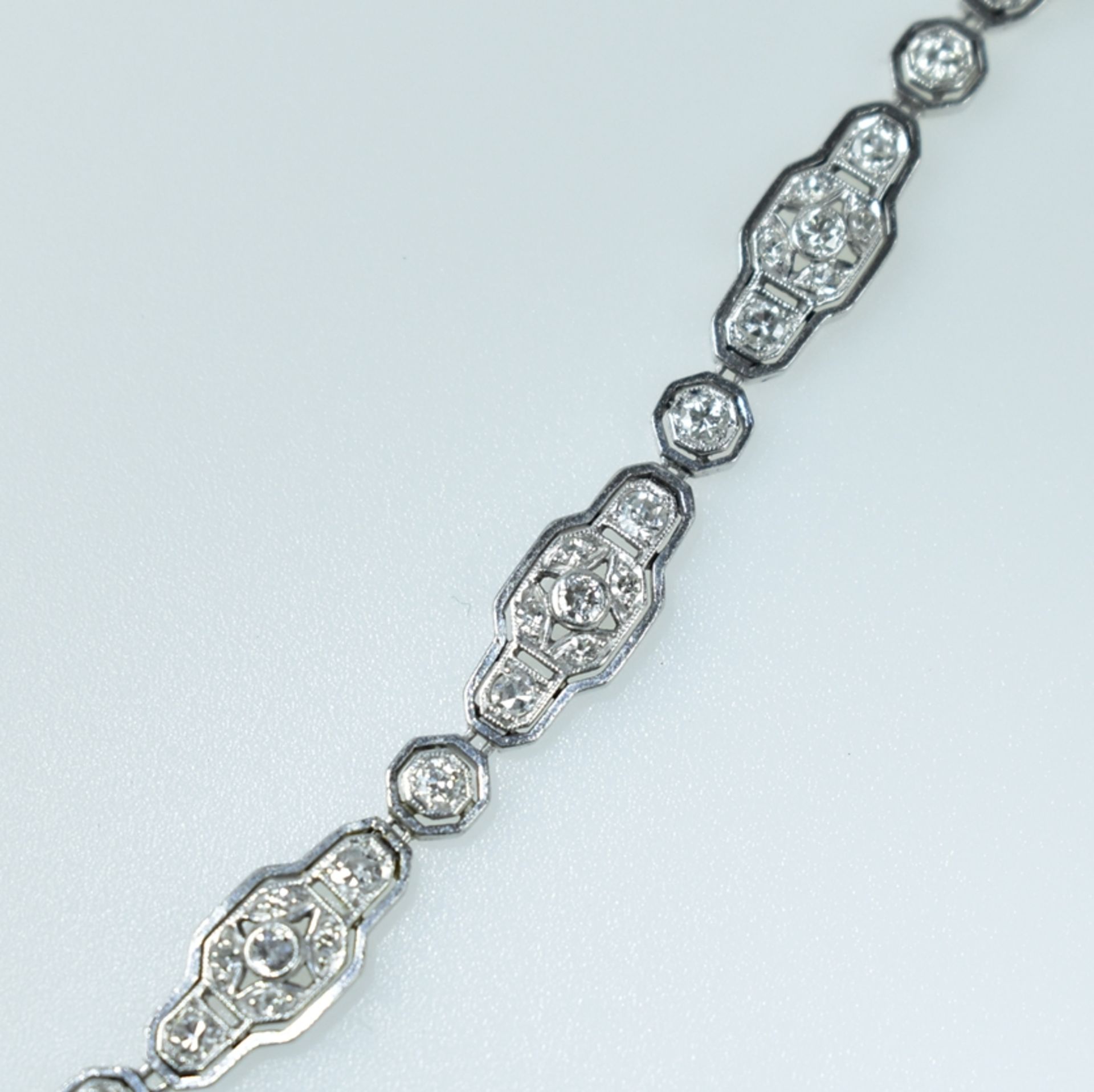 Feines Art-Déco Diamantarmband. Glieder mit Diamanten von zus. ca. 1,40 ct. in Milles griffes Fass