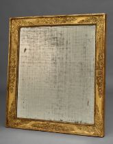 Empire-Spiegel. Gekehlter, vergoldeter Rahmen mit aufgelegtem Relief. Originales Spiegelglas. Frank