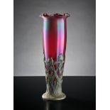 Vase mit Zinnfassung.  Pepitaglas mit rotem Unterfang, verlaufend irisiert. Fassung mit Irisblüten.
