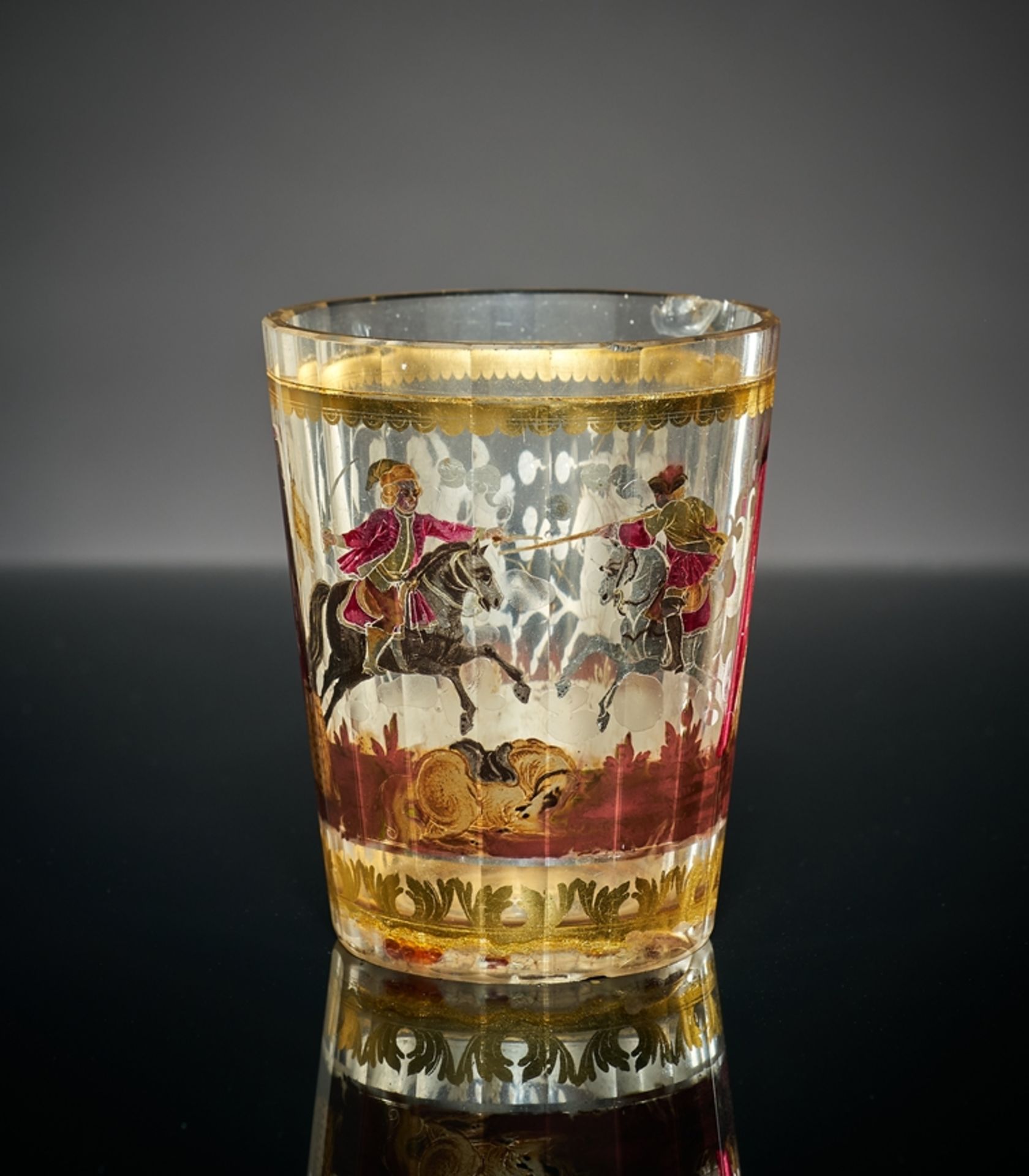 Barockes Zwischengoldglas. Konischer Becher mit 19-fach geschälter Wandung. Bemalung mit Akanthus-  - Bild 2 aus 3