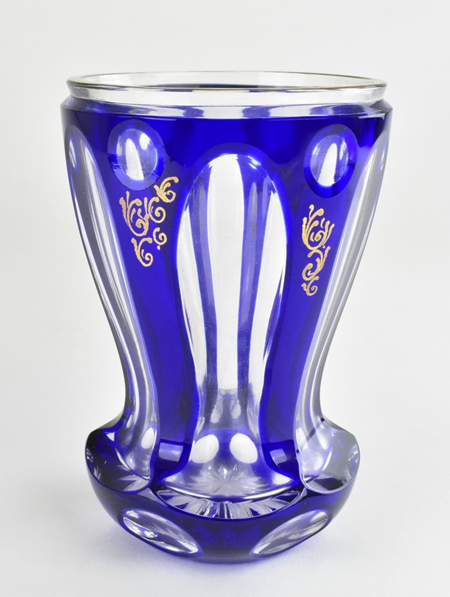 Becher im Biedermeier-Stil.  Blauer Überfang. H 12,5 cm