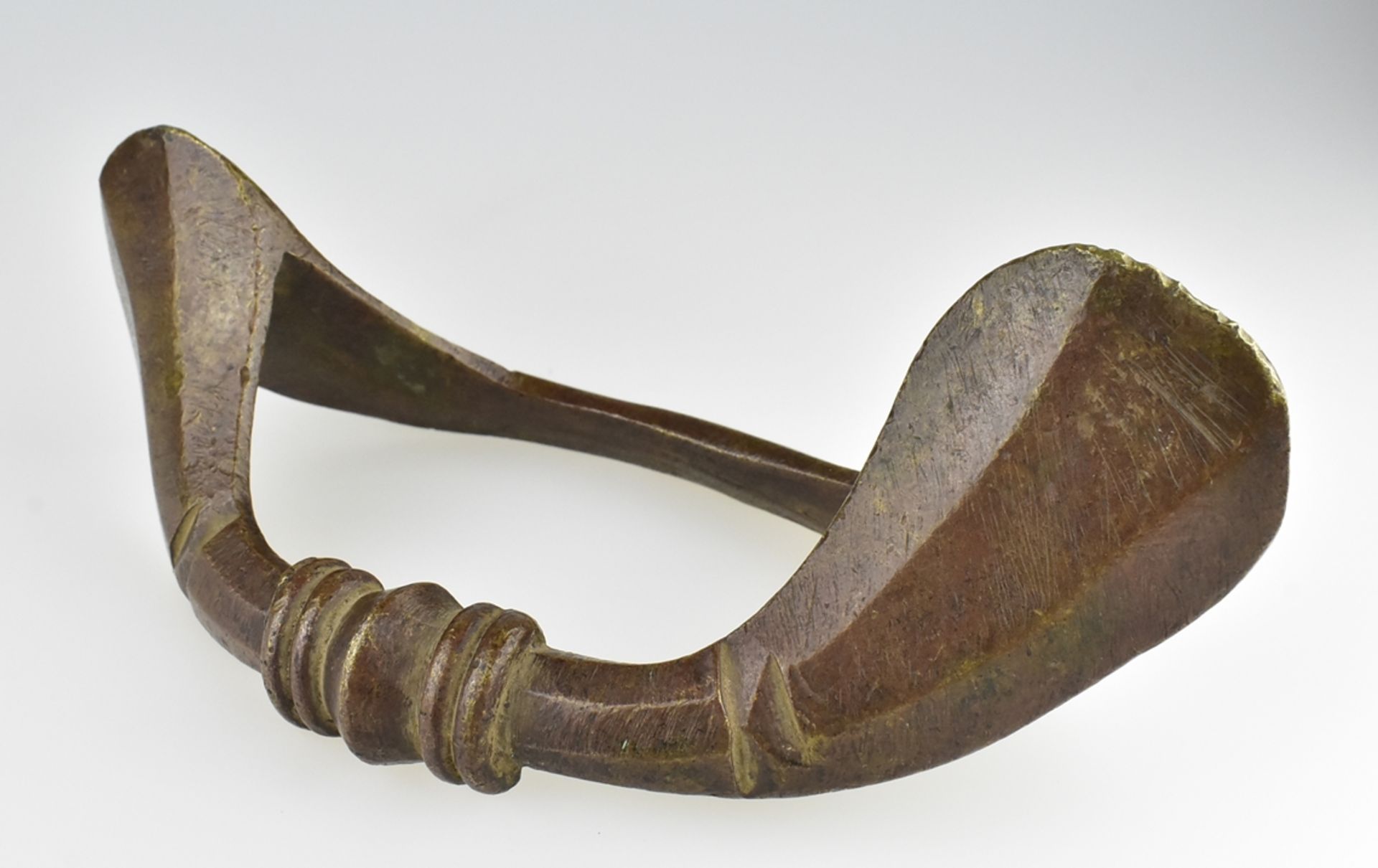 Fußreif. Navettförmig. Bronze. Sulawesi. L 20 cm