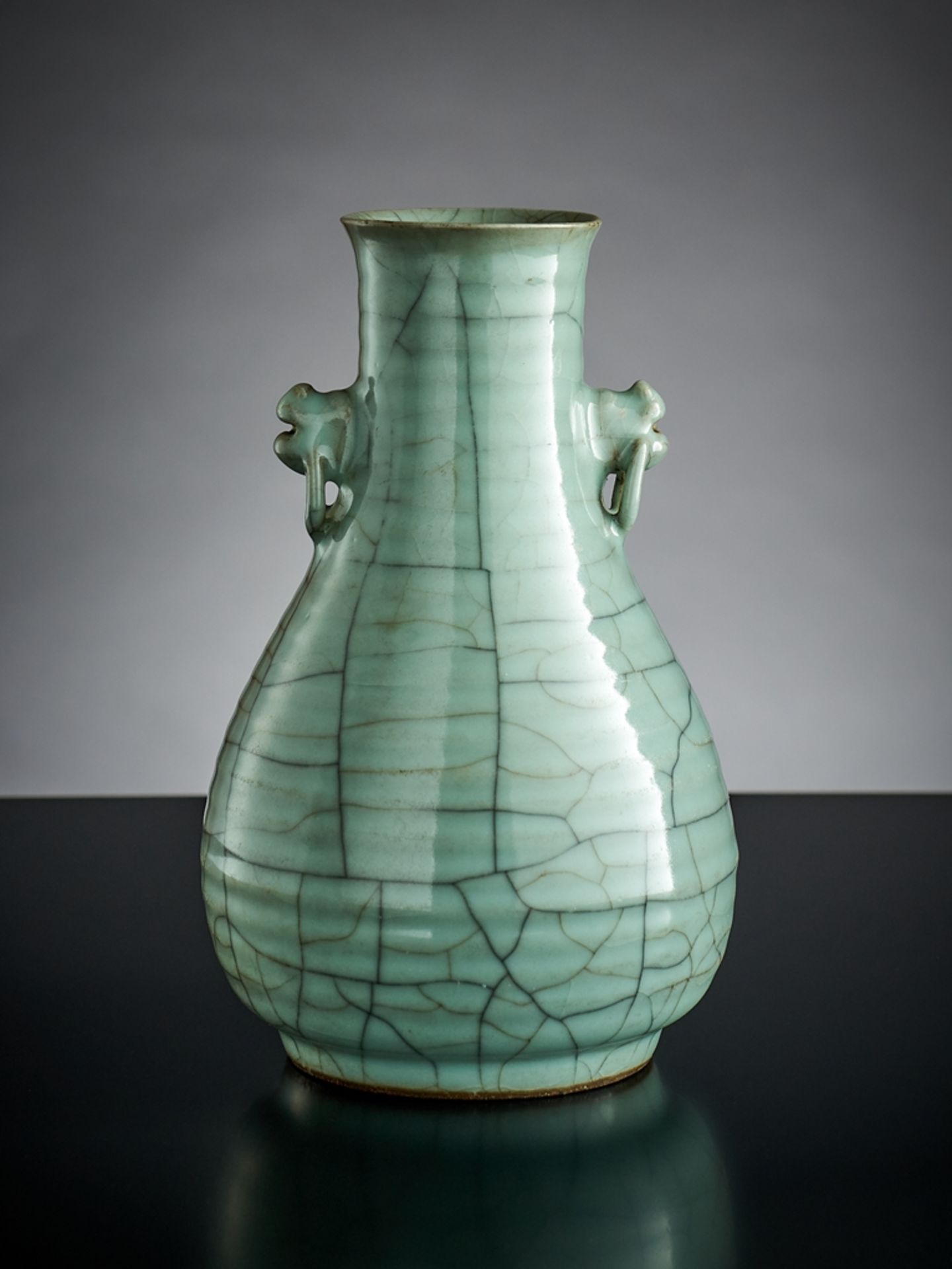 Balusterförmige Vase.  Seladonglasur mit Craquelédekor. Auf den Schultern Maskarons mit Ringen. 19.