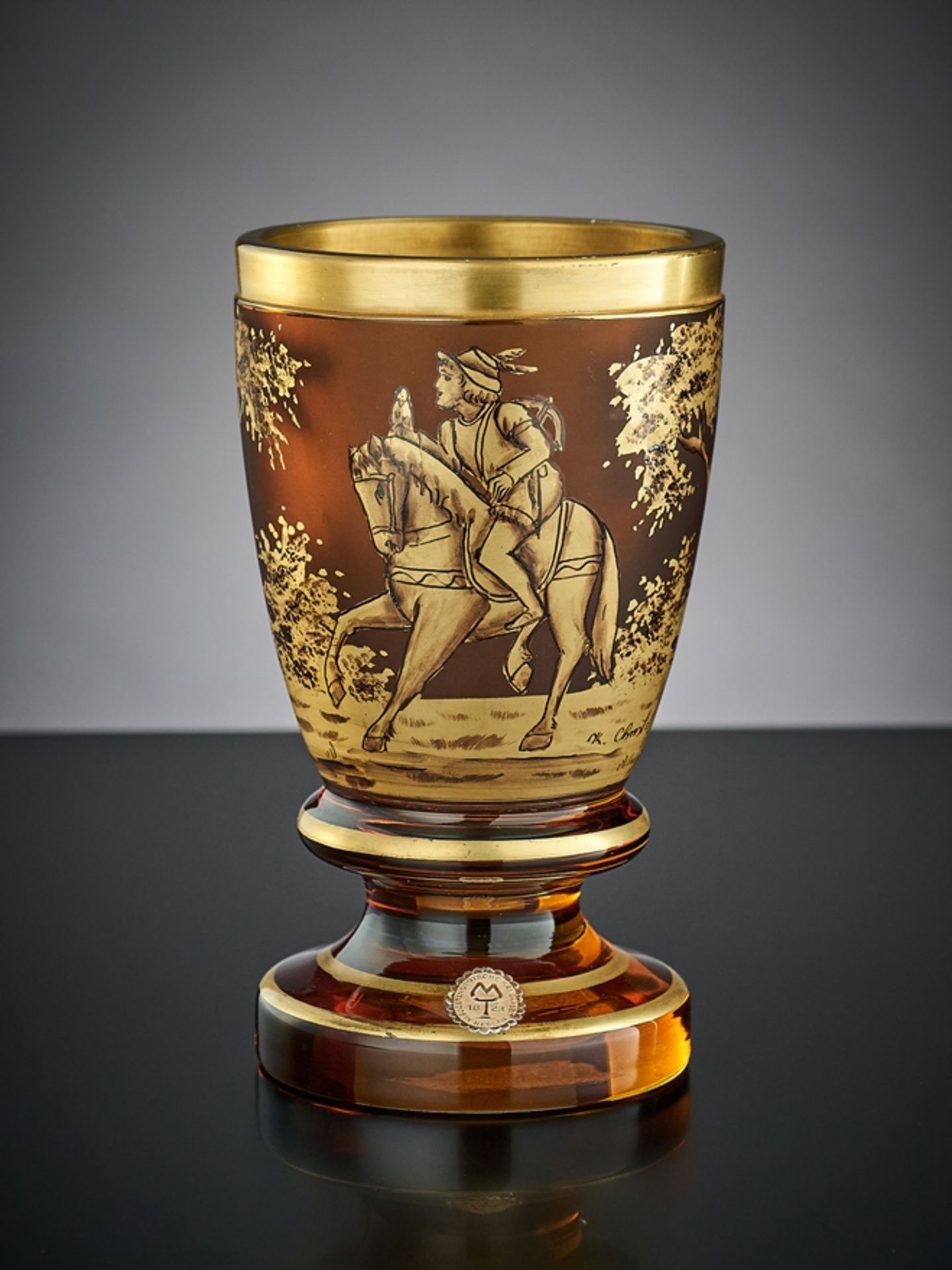 Pokal im Biedermeisterstil. Teils mattiert und golden staffiert. Falkner zu Pferd. Originaletikett 