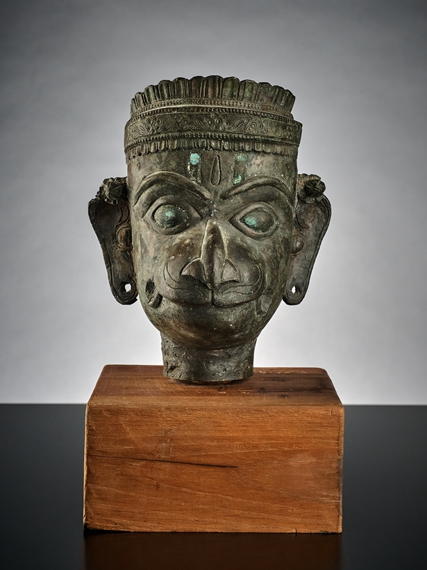 Hanoman-Kopf. Bronze, grüne Patina. Indonesien, 18. Jh. H 20 cm