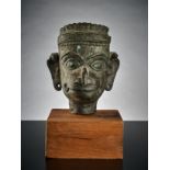 Hanoman-Kopf. Bronze, grüne Patina. Indonesien, 18. Jh. H 20 cm