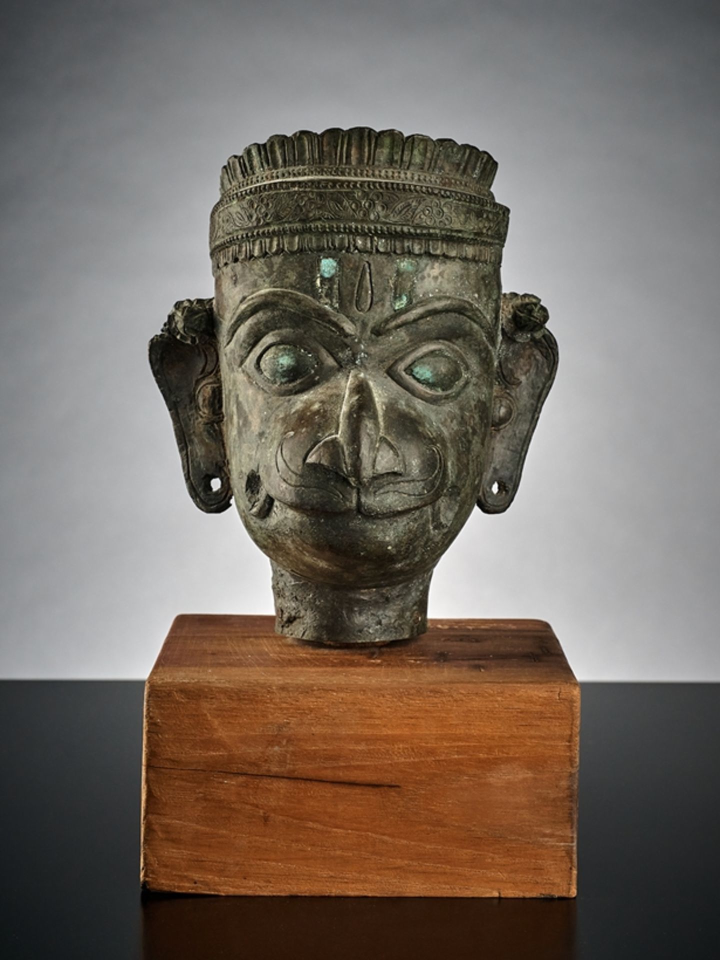 Hanoman-Kopf.  Bronze, grüne Patina. Indonesien, 18. Jh. H 20 cm