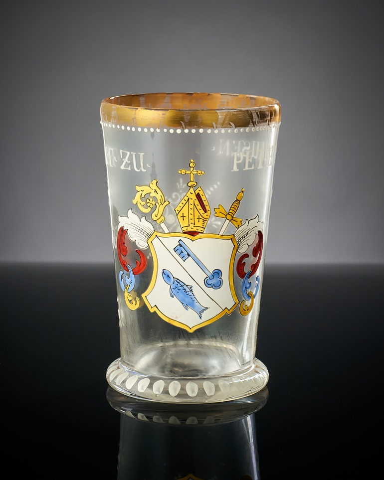 Abtbecher. Farbloses Glas mit bunter Emaille-Bemalung. 'Abt zu Petershausen' Wappen und Datierung 1