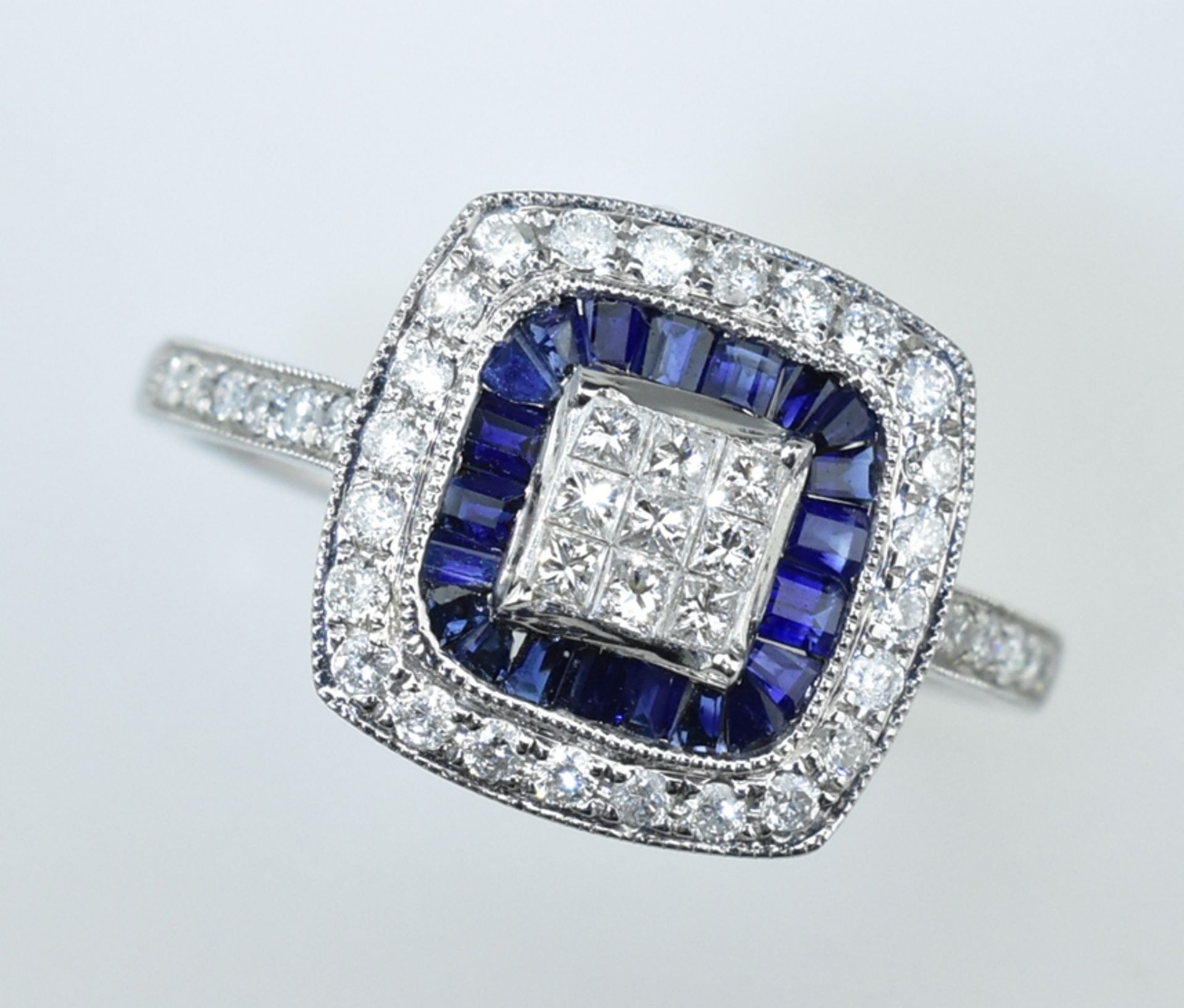 Brillant-Saphirring im Art Déco-Stil. Eingeschliffene blaue Saphire von 0,58 ct. Princess-Diamante