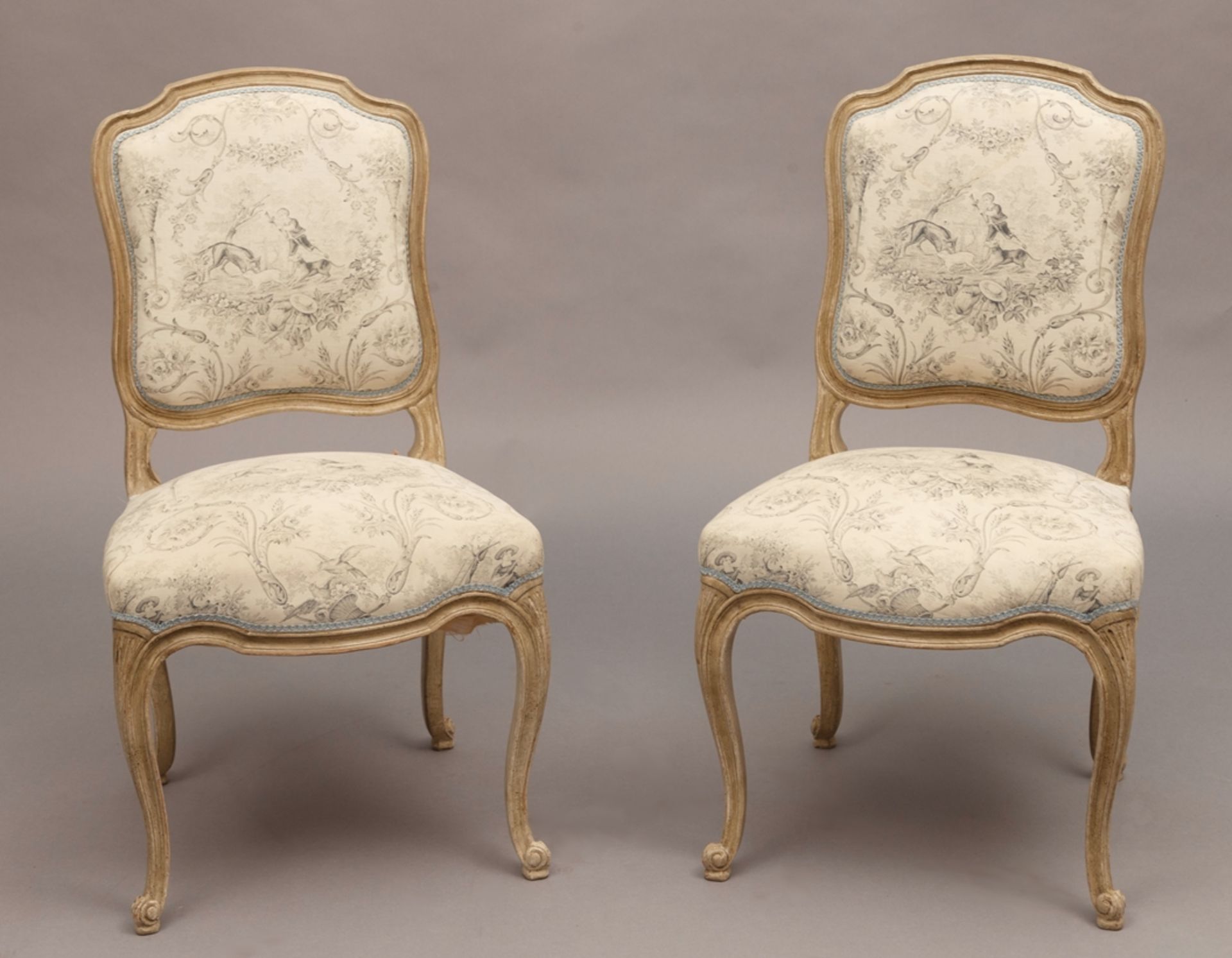 Paar Stühle im Barockstil. Grau gefasst. Polstersitz/-lehne. 19. Jh. 95 (45) cm