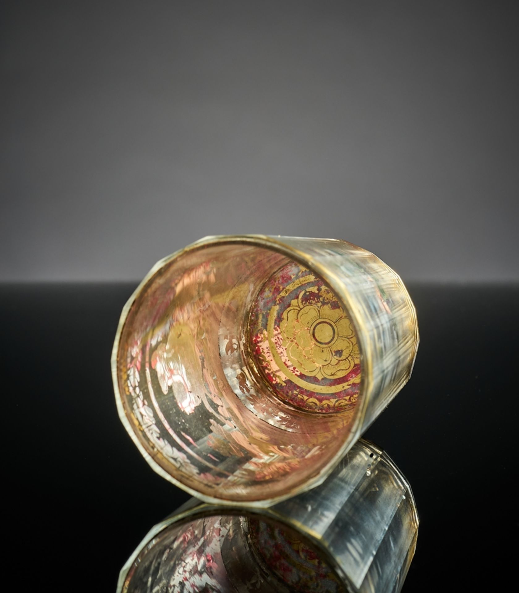 Barockes Zwischengoldglas.  Konischer Becher mit 15-fach geschälter Wandung. Bemalung mit Akanthusr - Bild 3 aus 3