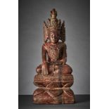 Sitzender Buddha. Dhyana Asana und Bhumisparsa Mudra. Auf hohem Lotossockel. Holz, rot gefasst. Bu