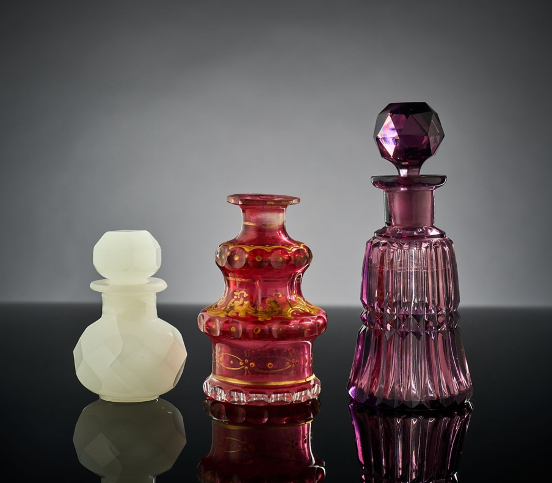 Drei kleine Flacons. Goldrubin, weißes Alabasterglas, violettes Glas. Böhmen, 1. H. 19. Jh. 6, 7,5