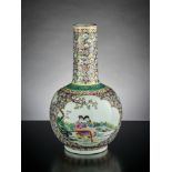 Porzellanvase. Kugelbauchvase mit zylindrischem Hals. Reiche polychrome Malerei mit Gold. China. H