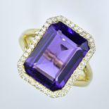 Feiner Cocktailring. Oktagonal geschliffener, großer Amethyst ca. 6,9 ct. entouriert mit 0,20 ct. D