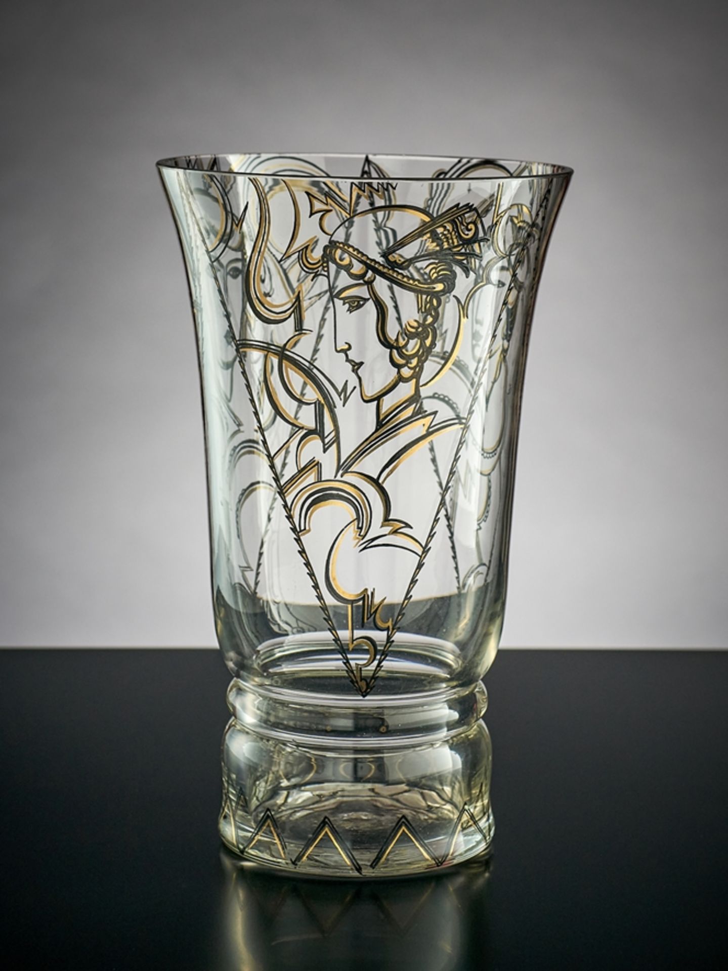 Art-Déco-Vase von Bruno Mauder. Konisch nach unter verjüngt. Farbloses Glas mit Bemalung in Schwarz