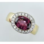 Exquisiter Rhodolithring.  Quergefasster, ovaler, facettierter Rhodolith 2,77 ct. Karmosiert mit Br