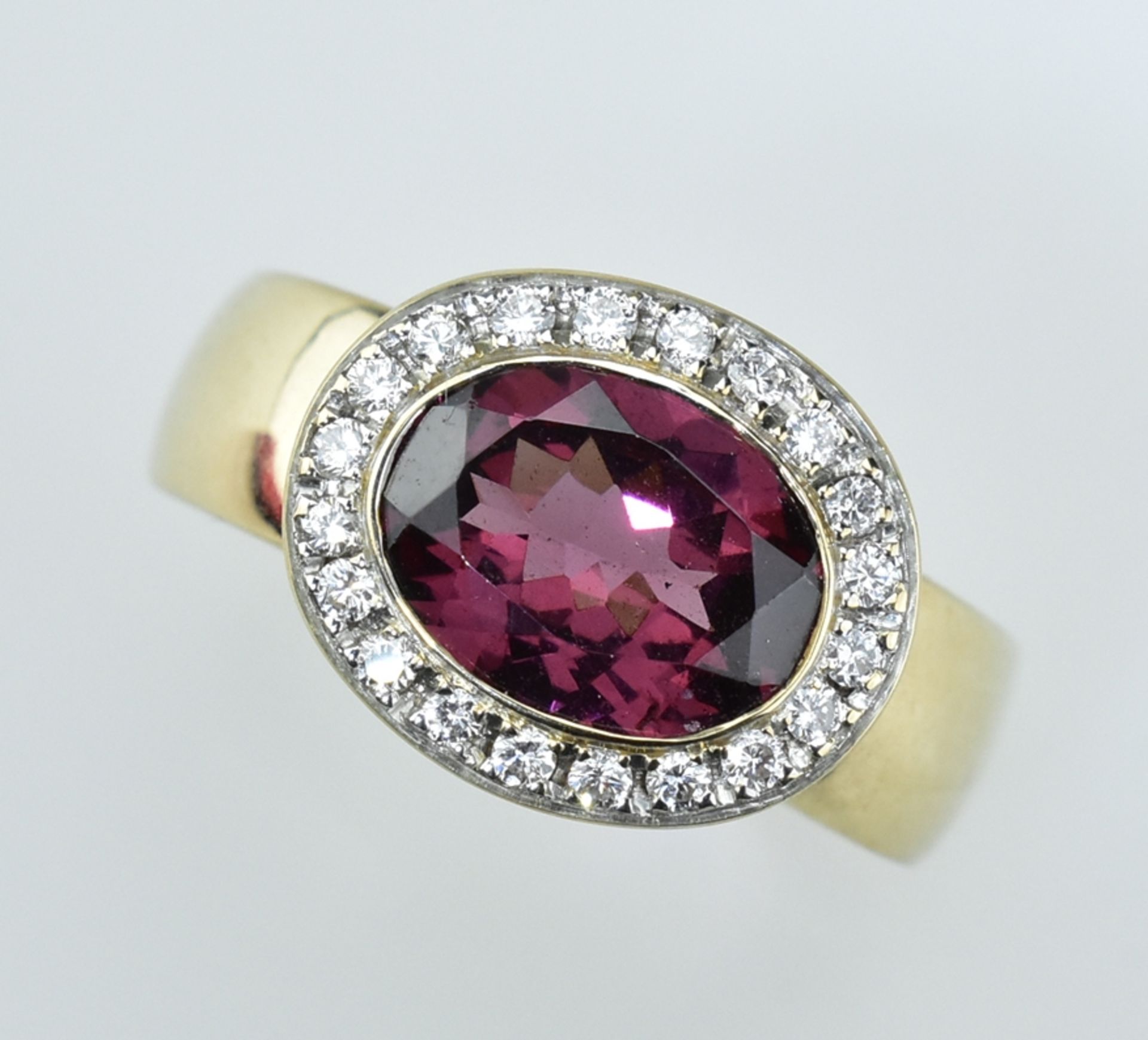 Exquisiter Rhodolithring. Quergefasster, ovaler, facettierter Rhodolith 2,77 ct. Karmosiert mit Br