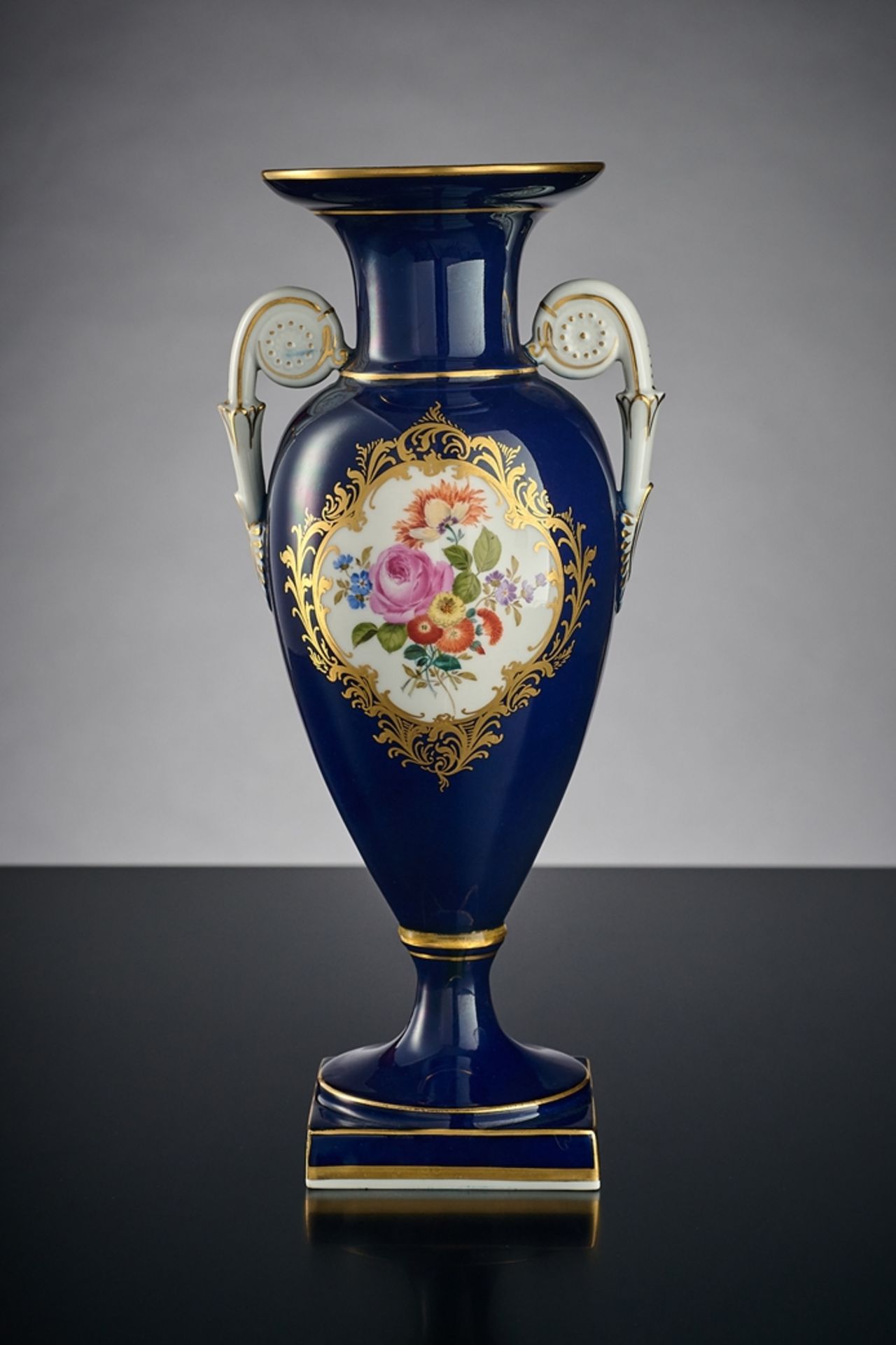 Amphorenvase. Kobaltblauer Fond. Goldstaffierte Reserve mit Blütenbouquet. Blaue Schwertermarke Mei