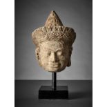 Kopf eines Visnu. Sandstein. Angkor Wat-Stil. Khmer. H 28 cm. 