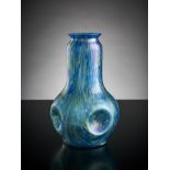 Kleine Vase.  Gedellt. Streifig ausgezogen in blau und grün. Böhmen, um 1910. H 16 cm