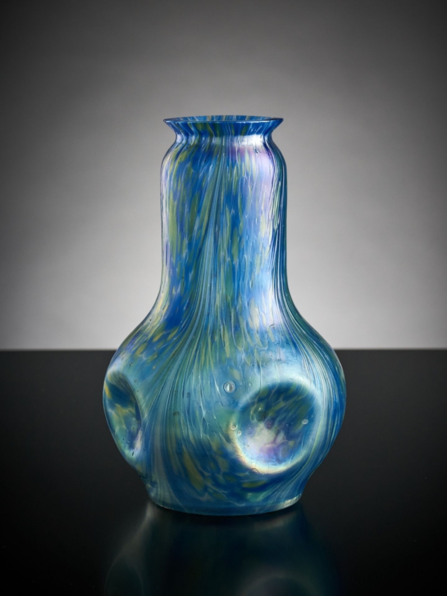 Kleine Vase.  Gedellt. Streifig ausgezogen in blau und grün. Böhmen, um 1910. H 16 cm