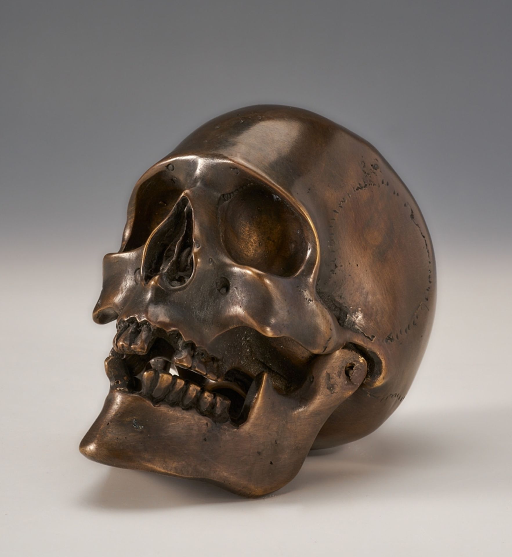 Schädel mit beweglichem Kiefer. Bronze. L 14 cm