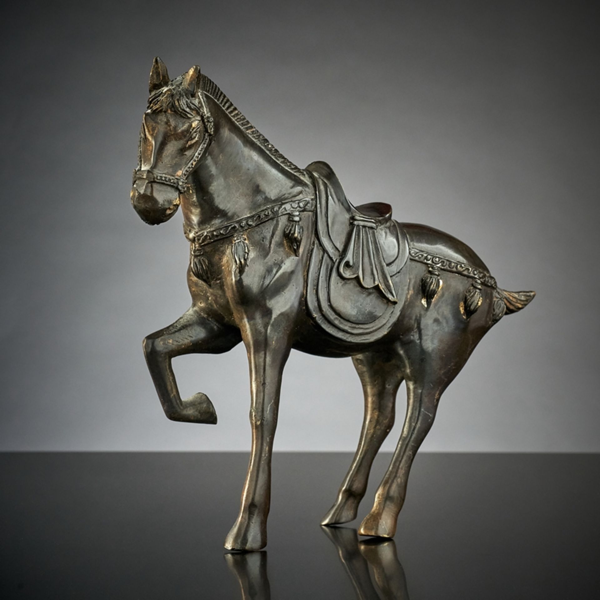 Gesatteltes Pferd im Stil der Tangzeit. Bronze. China. L 20 cm
