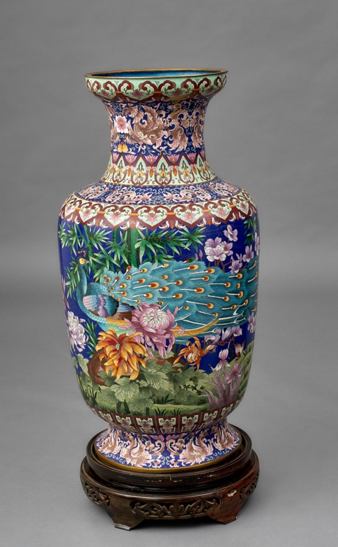 Monumentale Cloisonnévase. Balusterform. Vögel, Blüten und Drachen. China, 20. Jh. H 100 cm. Sep. H