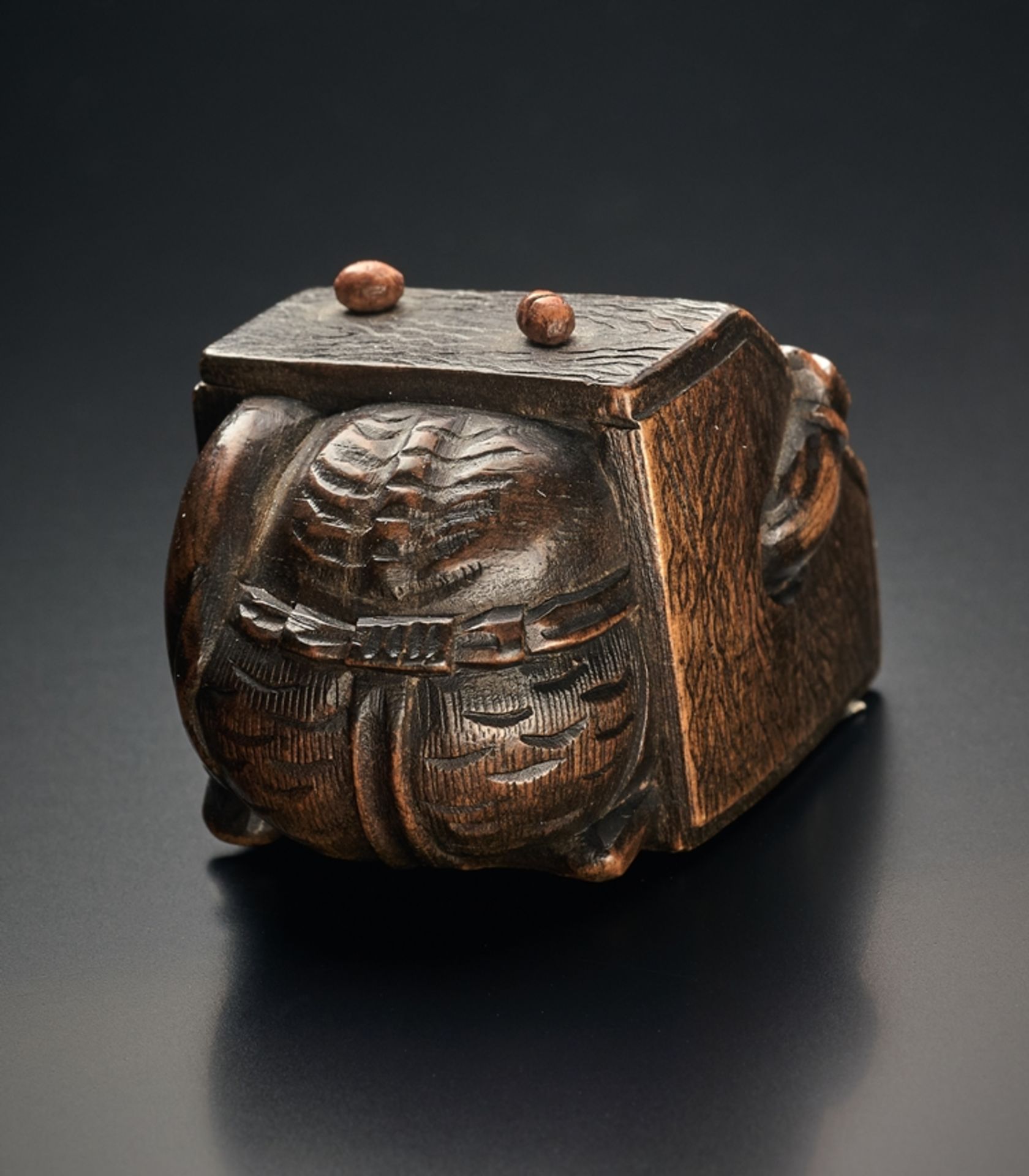 Netsuke. Oni versteckt sich in der Kohlenkiste. Holz. Japan, Meiji-Zeit. L 4 cm - Bild 2 aus 2