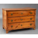 Biedermeier-Kommode. Drei Schübe. Kirschbaum. Um 1830. 90 x 130 x 65 cm