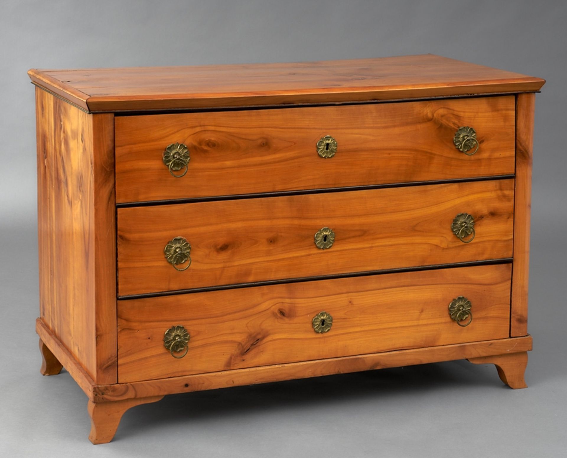 Biedermeier-Kommode. Drei Schübe. Kirschbaum. Um 1830. 90 x 130 x 65 cm