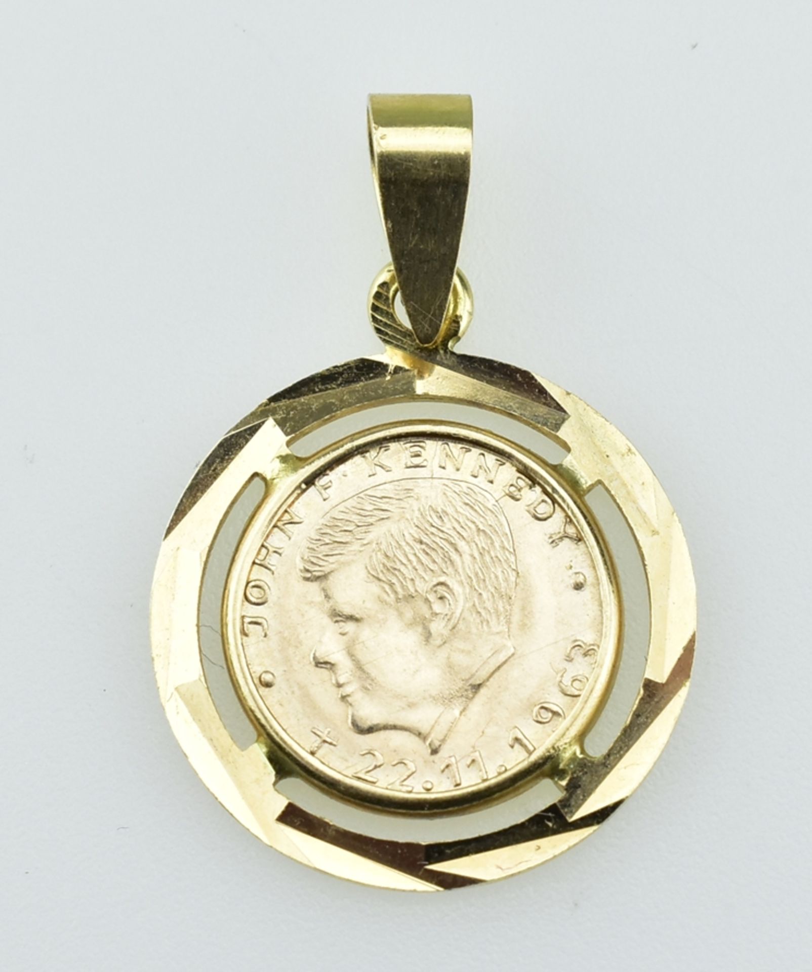 Kennedy-Anhänger. Portraitmedaille des 35. Präsidenten der USA. GG-Fassung 14 ct. H 2,8 cm. 2,8 g