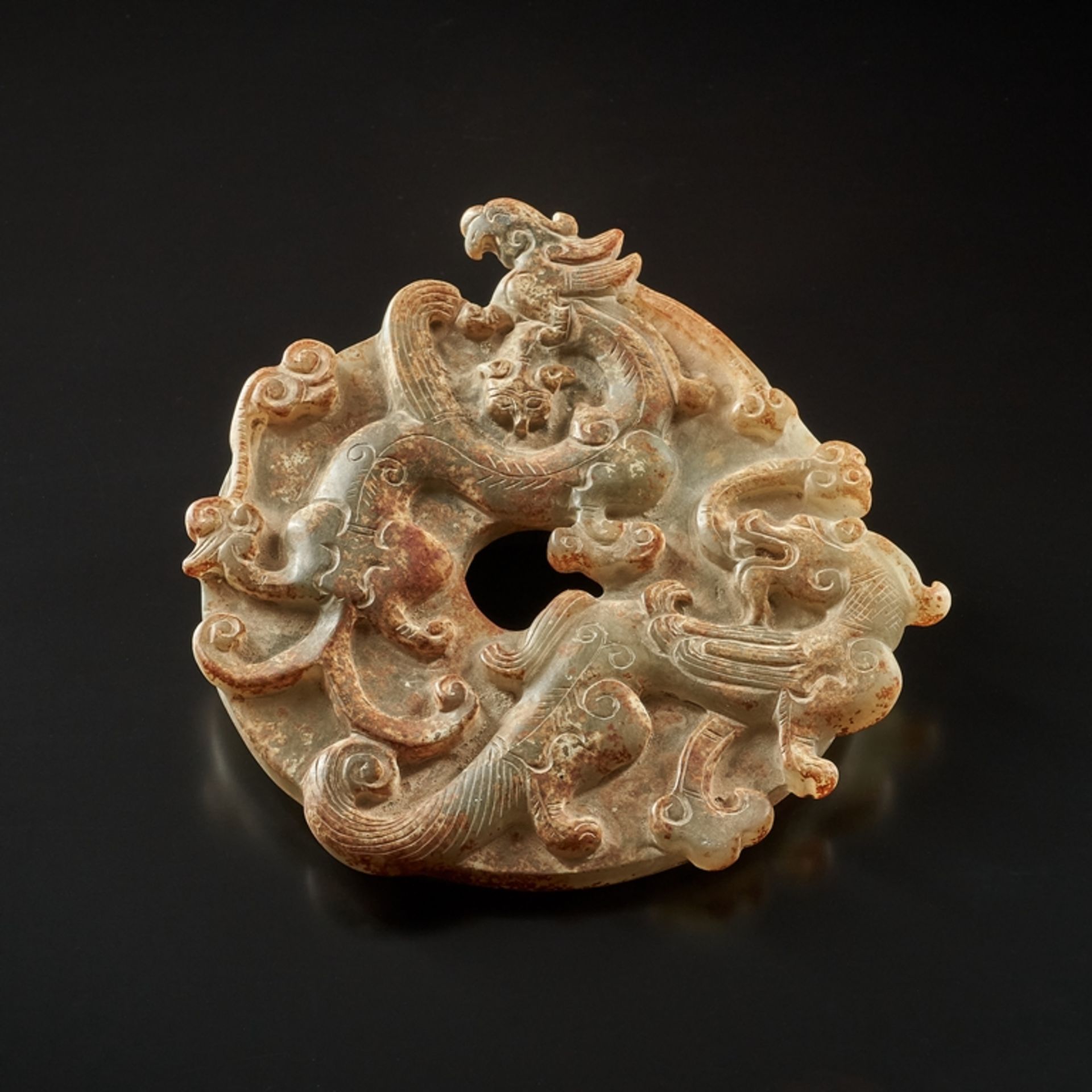 Pi-Scheibe.  Zwei Drachen im Relief. Verso Taotie-Masken und Hakenwolken. Kalzifizierte Jade. China