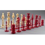 Elfenbein-Schachspiel. Rote und weiße Figuren, komplett gedrechselt und geschnitzt mit feinen Spitz