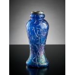 Kleine Vase. Blau irisierter, gekämmter Dekor. Zinnrand. Böhmen, um 1900. H 15 cm
