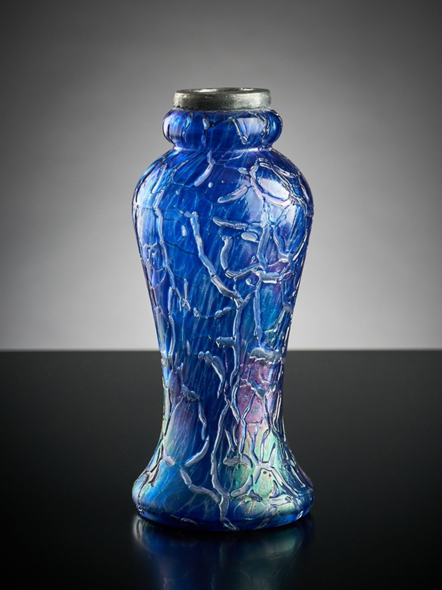 Kleine Vase.  Blau irisierter, gekämmter Dekor. Zinnrand. Böhmen, um 1900. H 15 cm