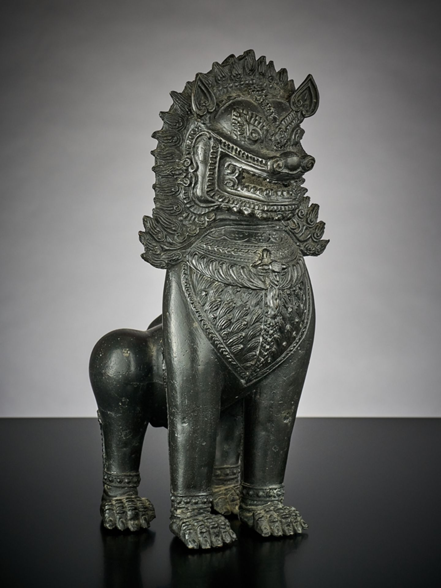 Tempellöwe. Bronze. Südostasien. H 27,5 cm
