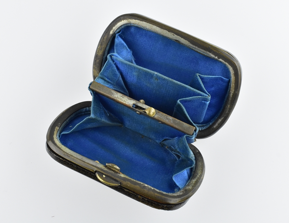 Kleiner Gelbeutel. Schildpatt mit Silbereinlage. Innen blaue Seide. Um 1850. L 7 cm - Image 2 of 2
