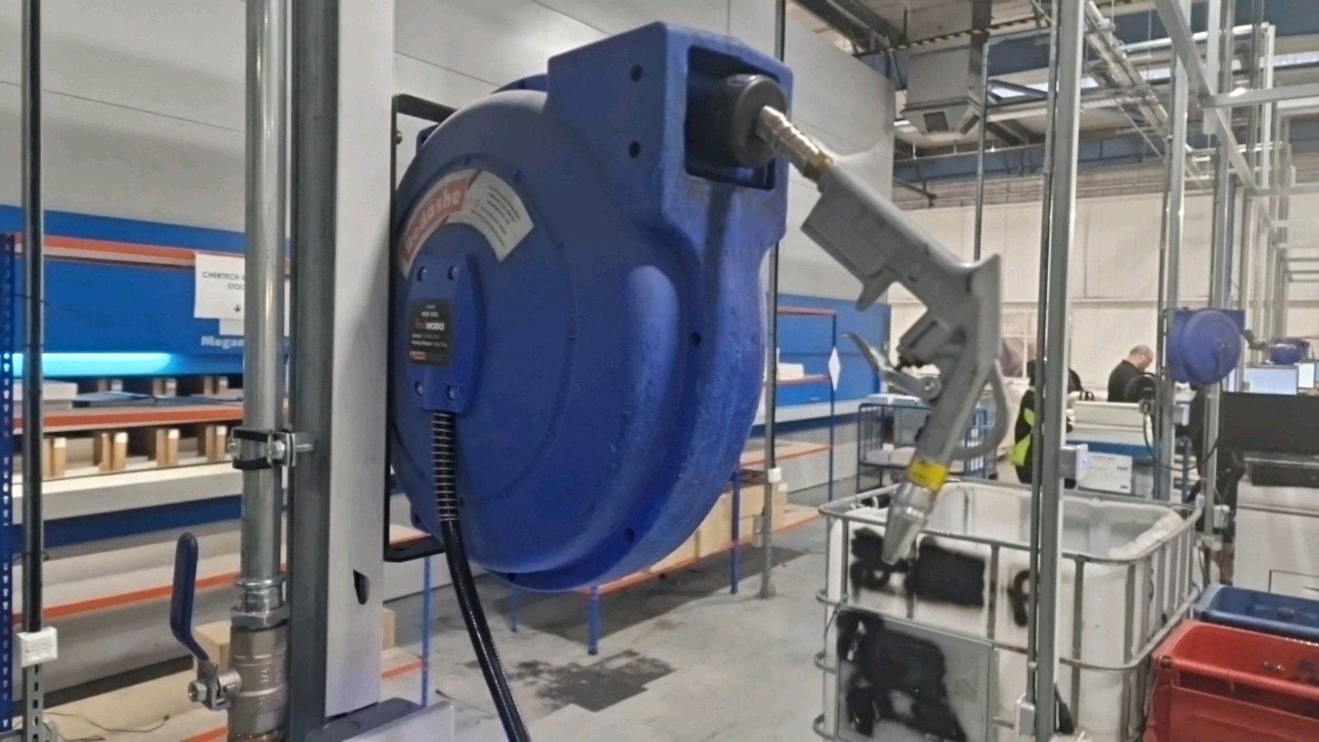 Hose Reel with Pressure Gun - Image 2 of 2