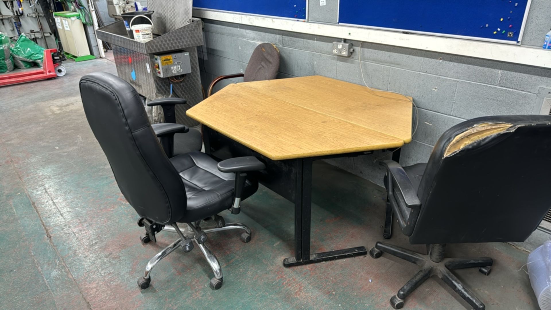 Desk and Chairs - Bild 2 aus 4