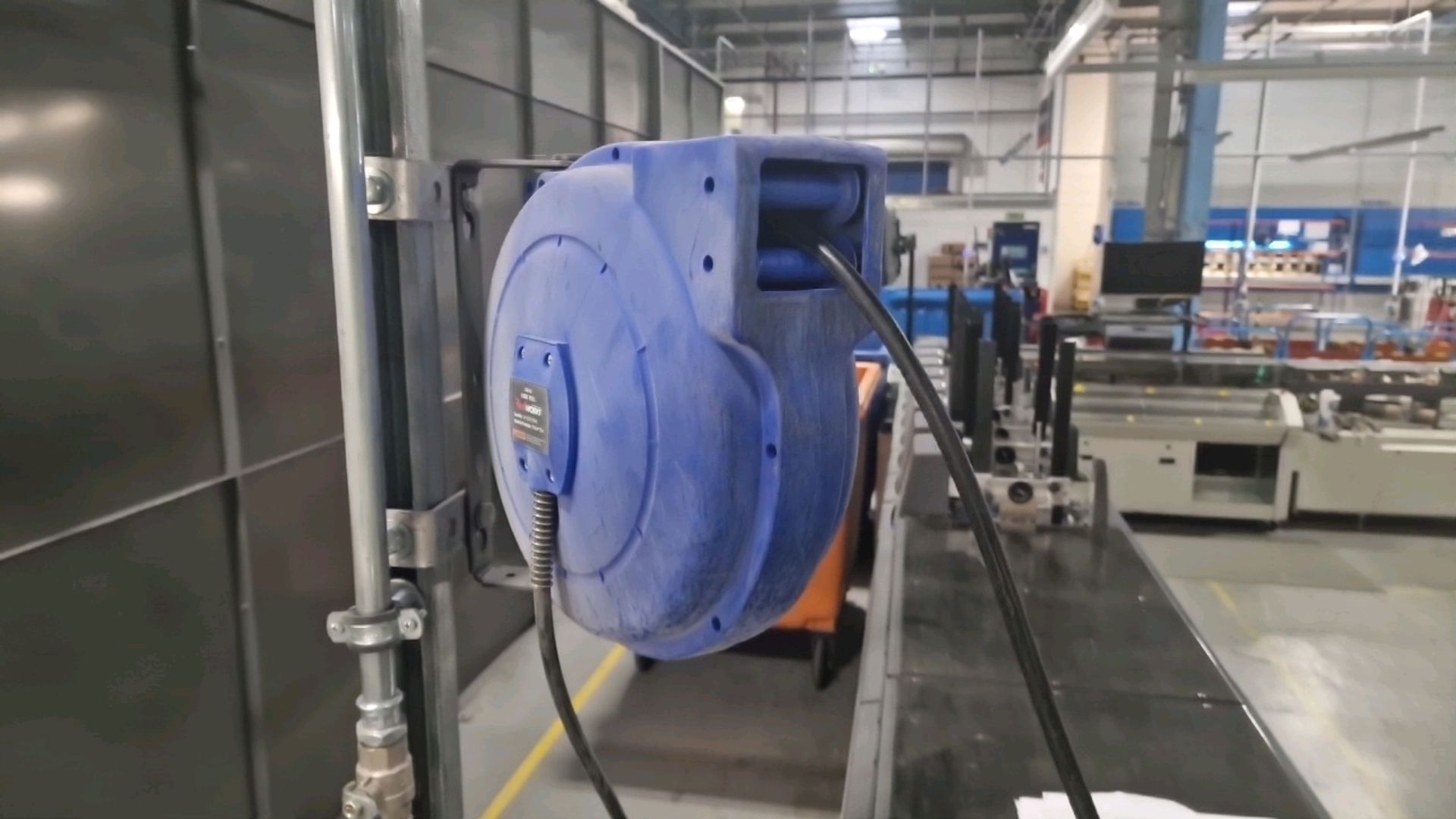 Hose Reel with Pressure Gun - Image 3 of 3