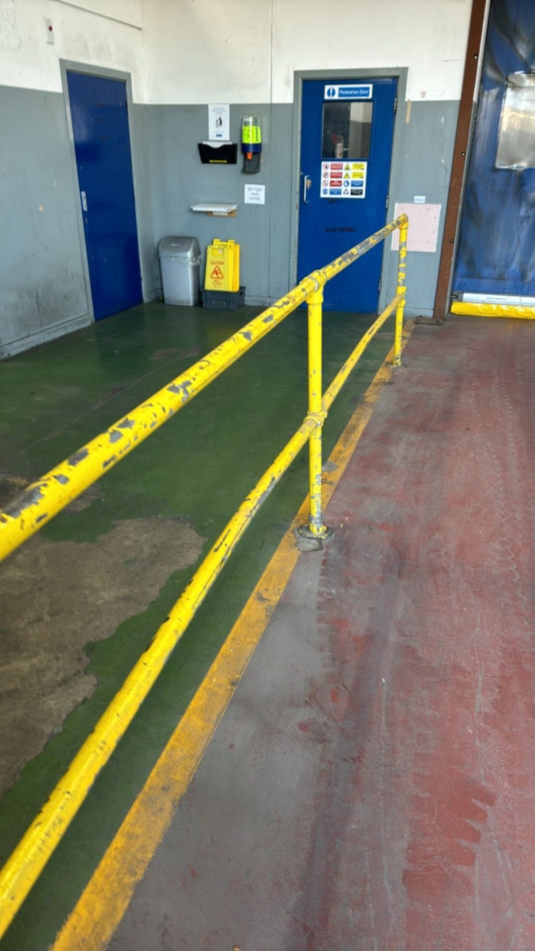 7.5 Meters of Yellow Metal Safety Barriers - Bild 4 aus 4