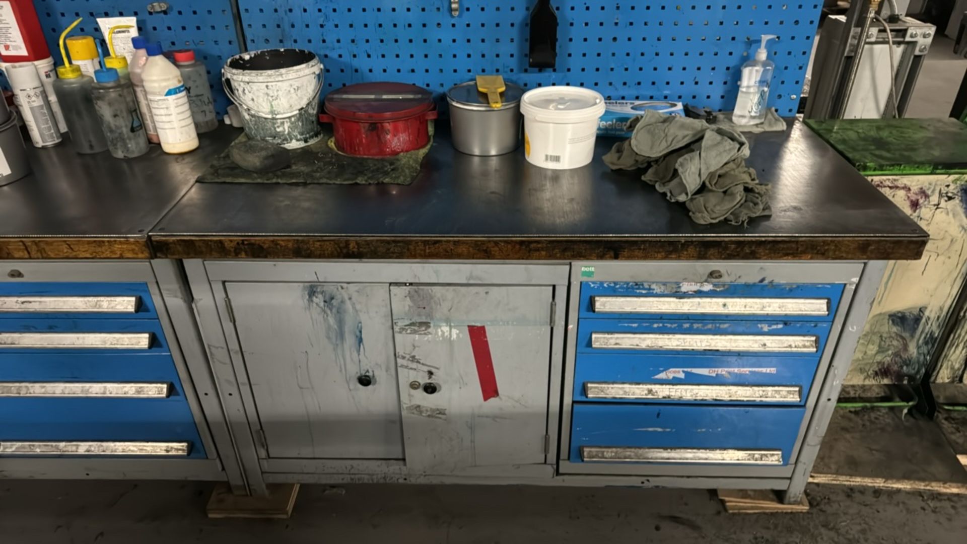 Blue Metal Work Bench with Storage - Image 4 of 4