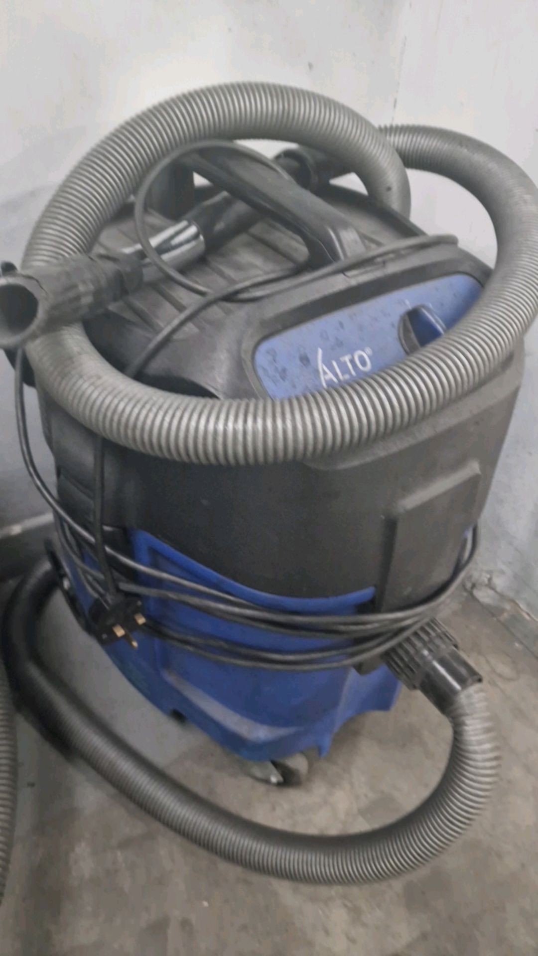 Nilfisk Alto Vacuum Cleaner - Bild 2 aus 4