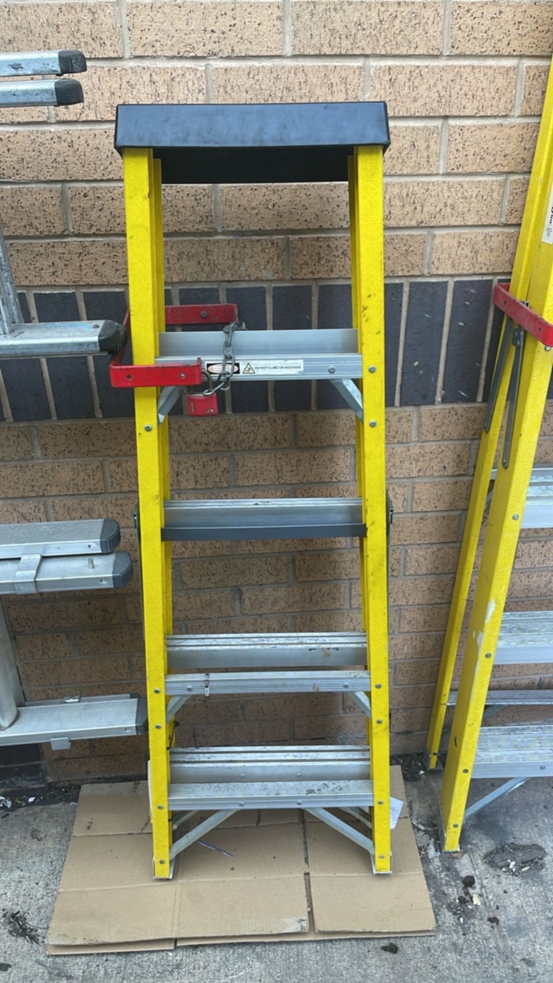 Fiberglass Builders Ladders 1.39m - Image 2 of 4