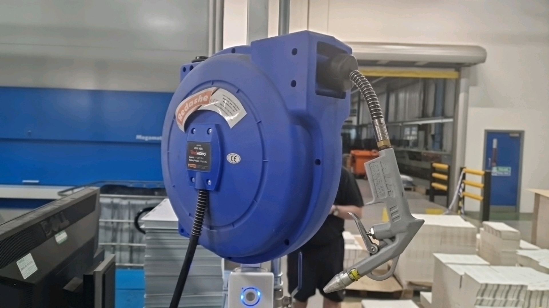 Hose Reel with Pressure Gun - Image 2 of 2