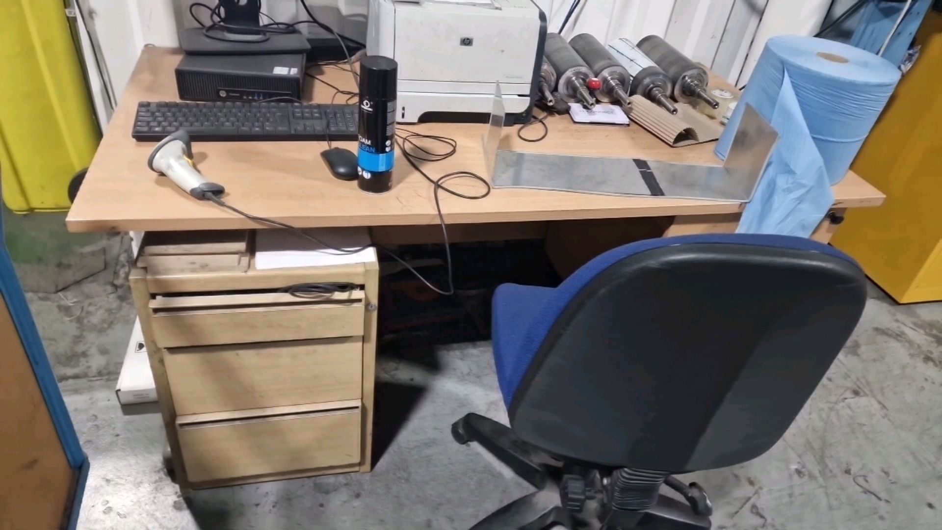 Desk and Office Chair - Image 4 of 6