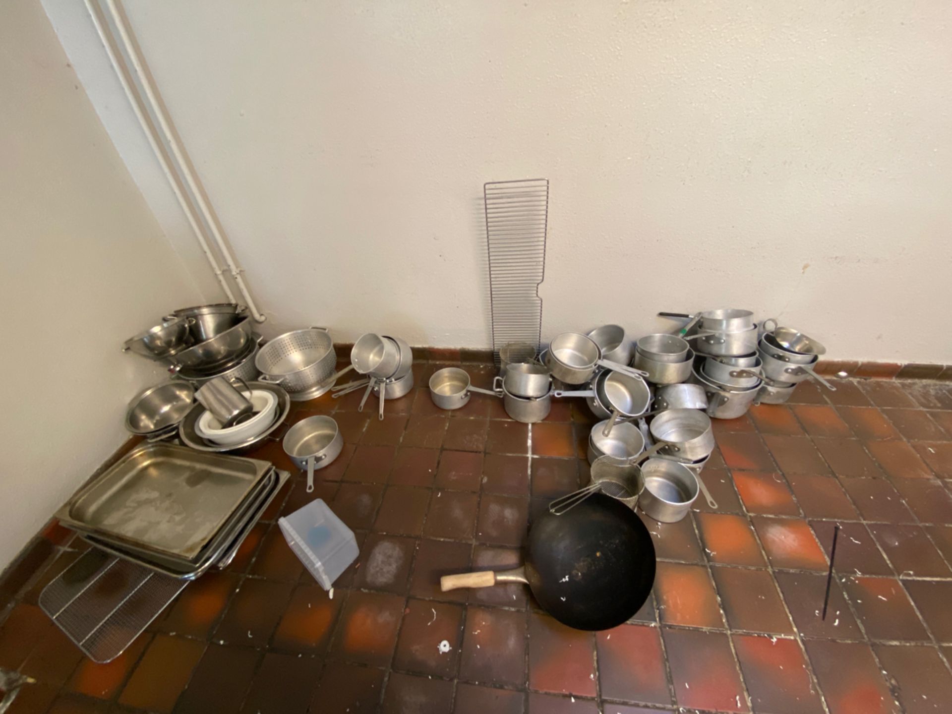 Room Content Including Pans, Mixing Bowls, Colanders - Image 4 of 4