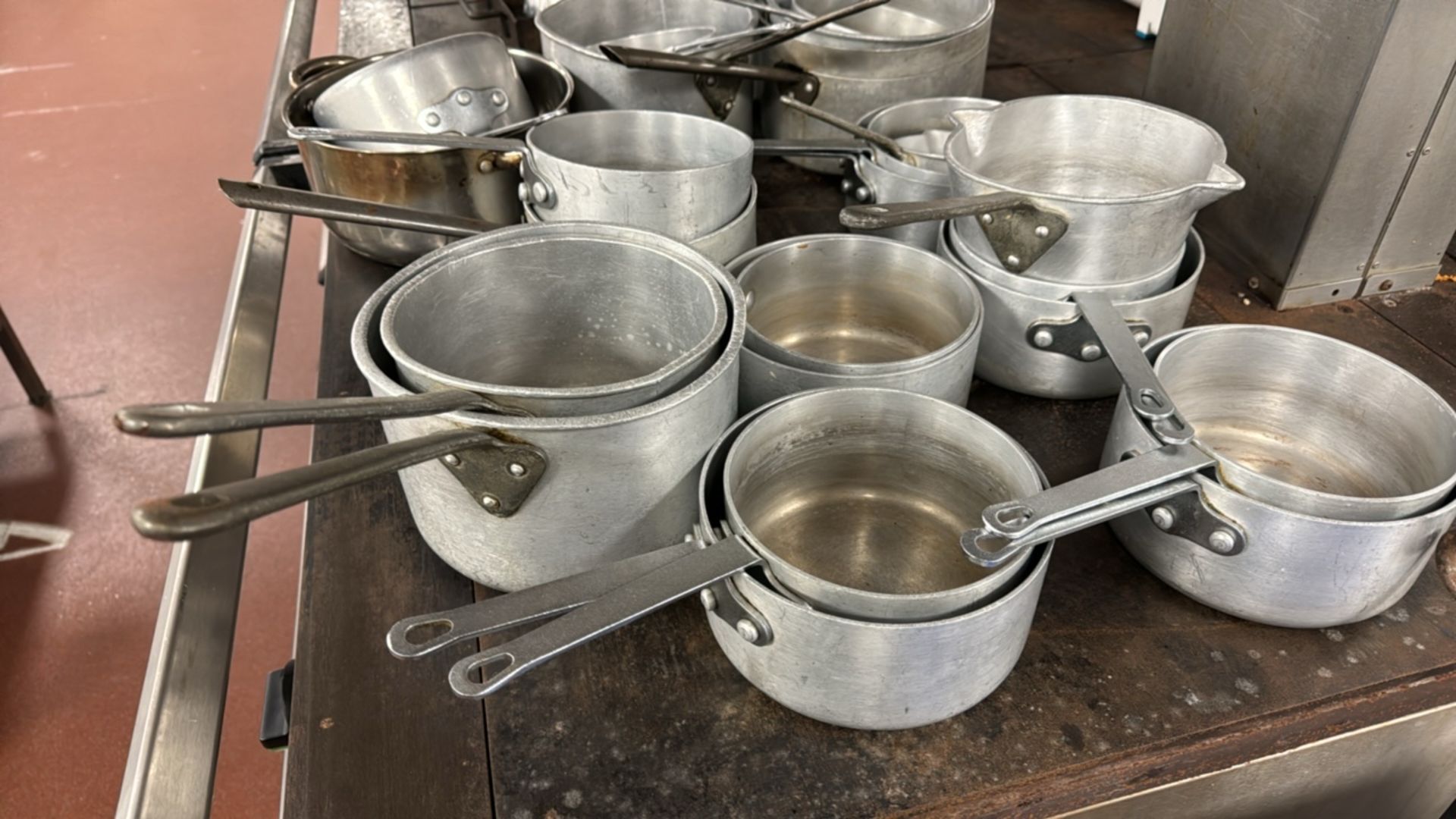 Metal Saucepans x24 - Image 8 of 9